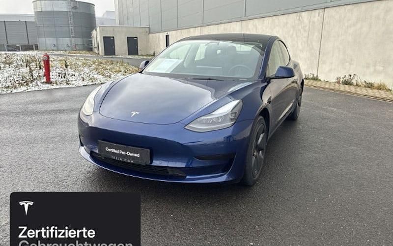 Blau Gebraucht 2022 Tesla Model 3 Standard Range Limousine | 27.900 € (Fairer Preis) - Bild 1/4