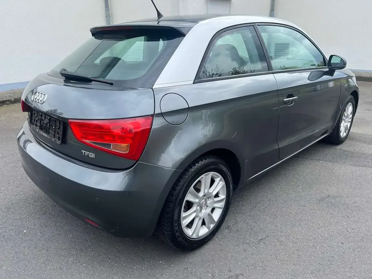 Używany Audi A1 Attraction 86 KM (63 kW) 2011 Szary Hatchback
