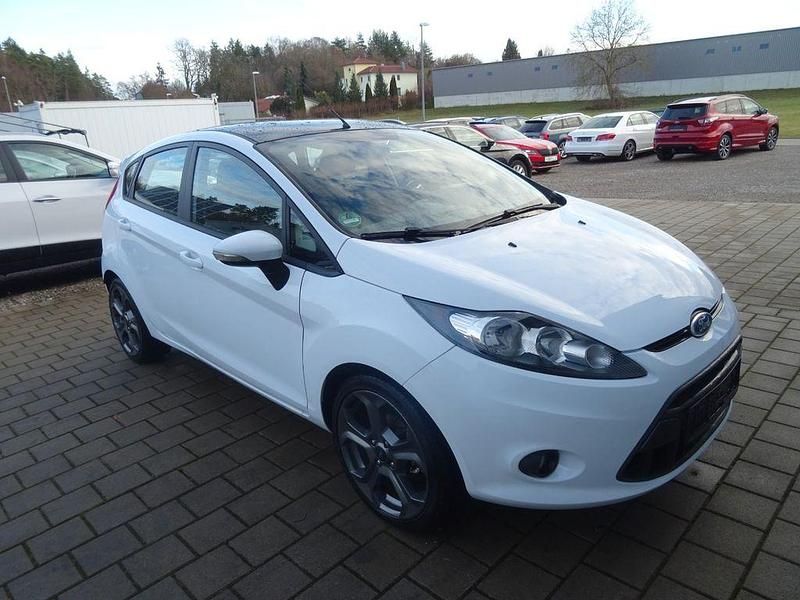 Weiß Gebraucht 2009 Ford Fiesta Sport Limousine | 4.990 € (Teuer) - Bild 1/4