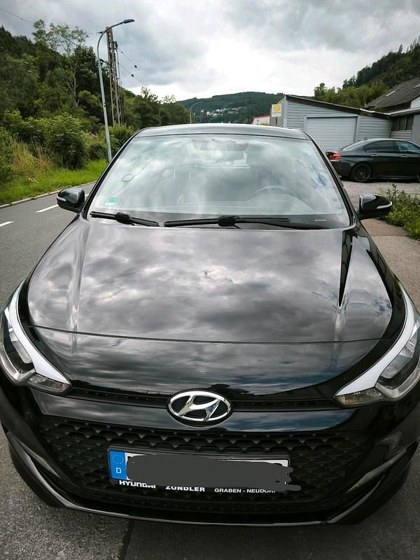Schwarz Gebraucht 2017 Hyundai i20 Kleinwagen | 9.200 € (Teuer) - Bild 1/4