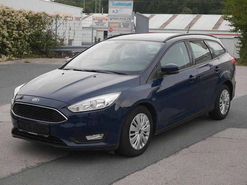 Blau Gebraucht 2016 Ford Focus Limousine | 6.990 € (Fairer Preis) - Bild 1/4