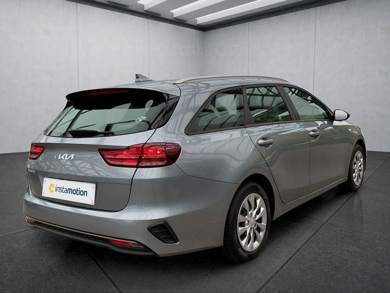 Używany Kia Ceed 101 KM (74 kW) 2023 Srebrny Hatchback