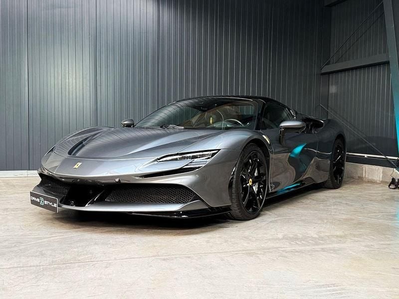 Gebraucht Ferrari SF90 999 PS (734 kW) 2024 Grau Cabrio