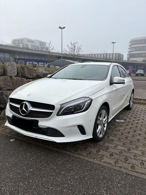 Weiß Gebraucht 2016 Mercedes A180 Edition Kleinwagen | 12.500 € (Fairer Preis) - Bild 1/4