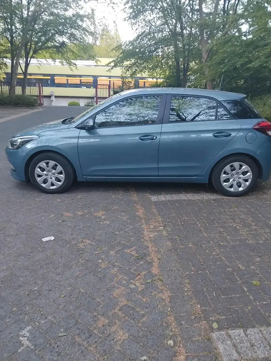 Second-hand Hyundai i20 75 CP (55 kW) 2017 Albastru Hatchback