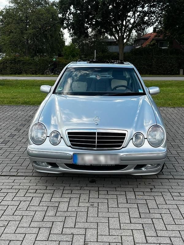 Silber Gebraucht 2000 Mercedes E220 Limousine | 5.500 € (Guter Preis) - Bild 1/4
