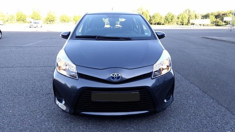 Grau Gebraucht 2012 Toyota Yaris Hybrid Life Kleinwagen | 9.500 € (Fairer Preis) - Bild 1/4