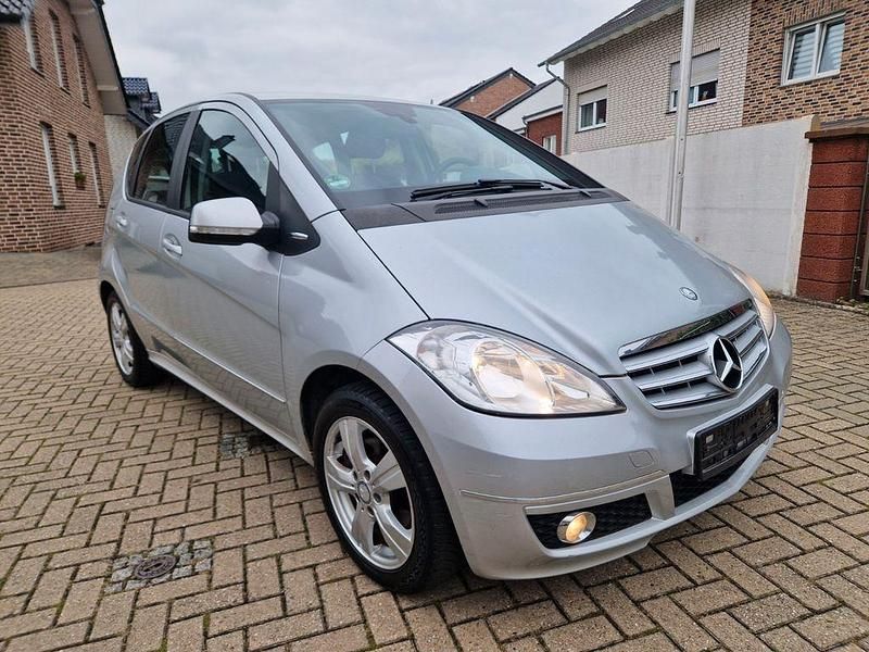 Silber Gebraucht 2010 Mercedes A200 Avantgarde Van / Kleinbus | 6.999 € (Etwas zu teuer) - Bild 1/4