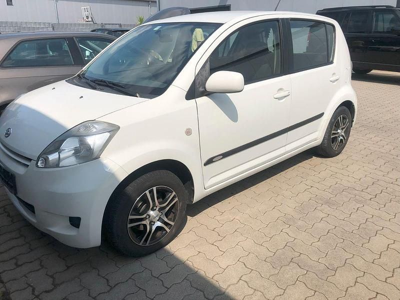 Weiß Gebraucht 2008 Daihatsu Sirion Kleinwagen | 2.390 € (Fairer Preis) - Bild 1/4