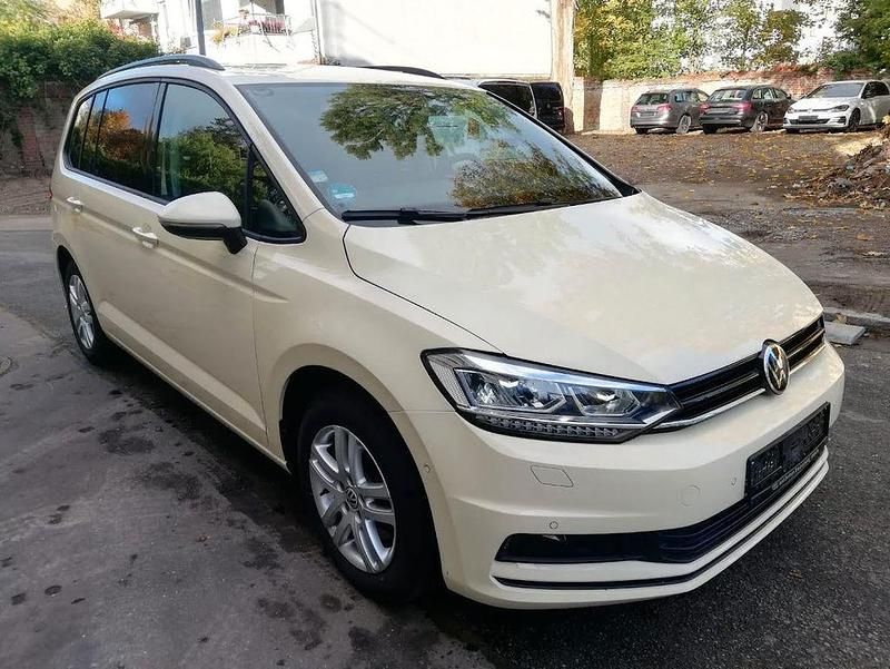 Beige Gebraucht 2023 VW Touran Van / Kleinbus | 24.900 € (Superpreis) - Bild 1/4