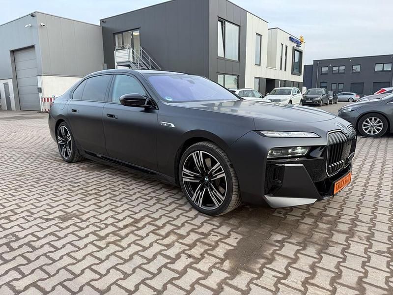 Gebraucht BMW M760e 381 PS (280 kW) 2024 Grau Limousine