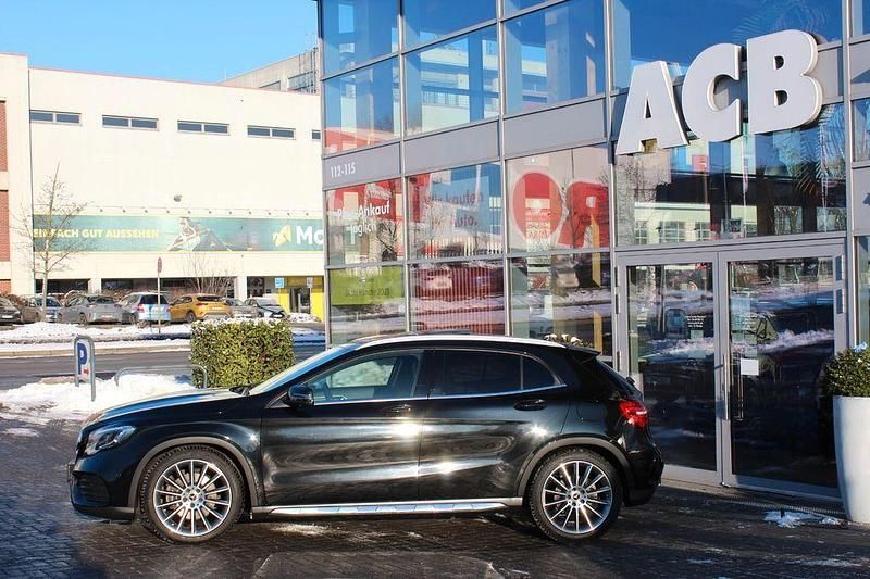 Gebraucht Mercedes GLA250 AMG 211 PS (155 kW) 2019 Kosmosschwarz (metallic) SUV