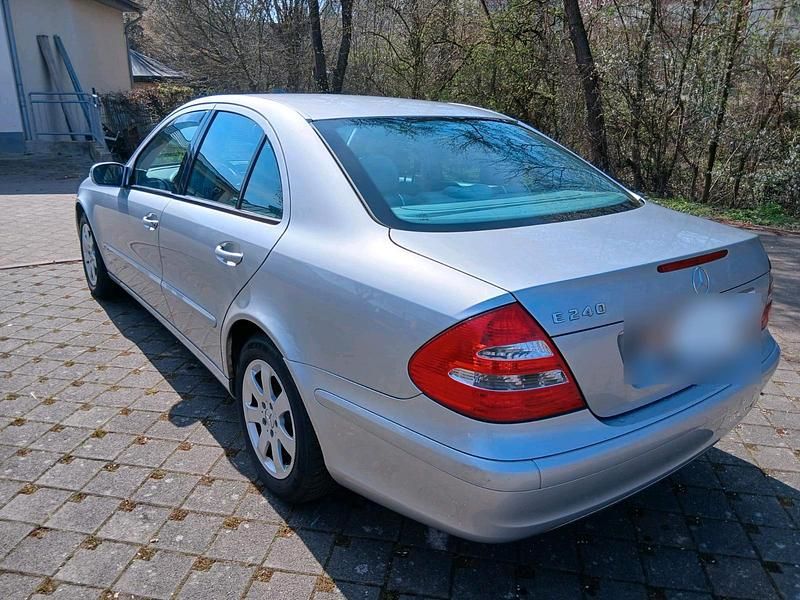 Gebraucht Mercedes E240 Classic 170 PS (125 kW) 2003 Silber Limousine