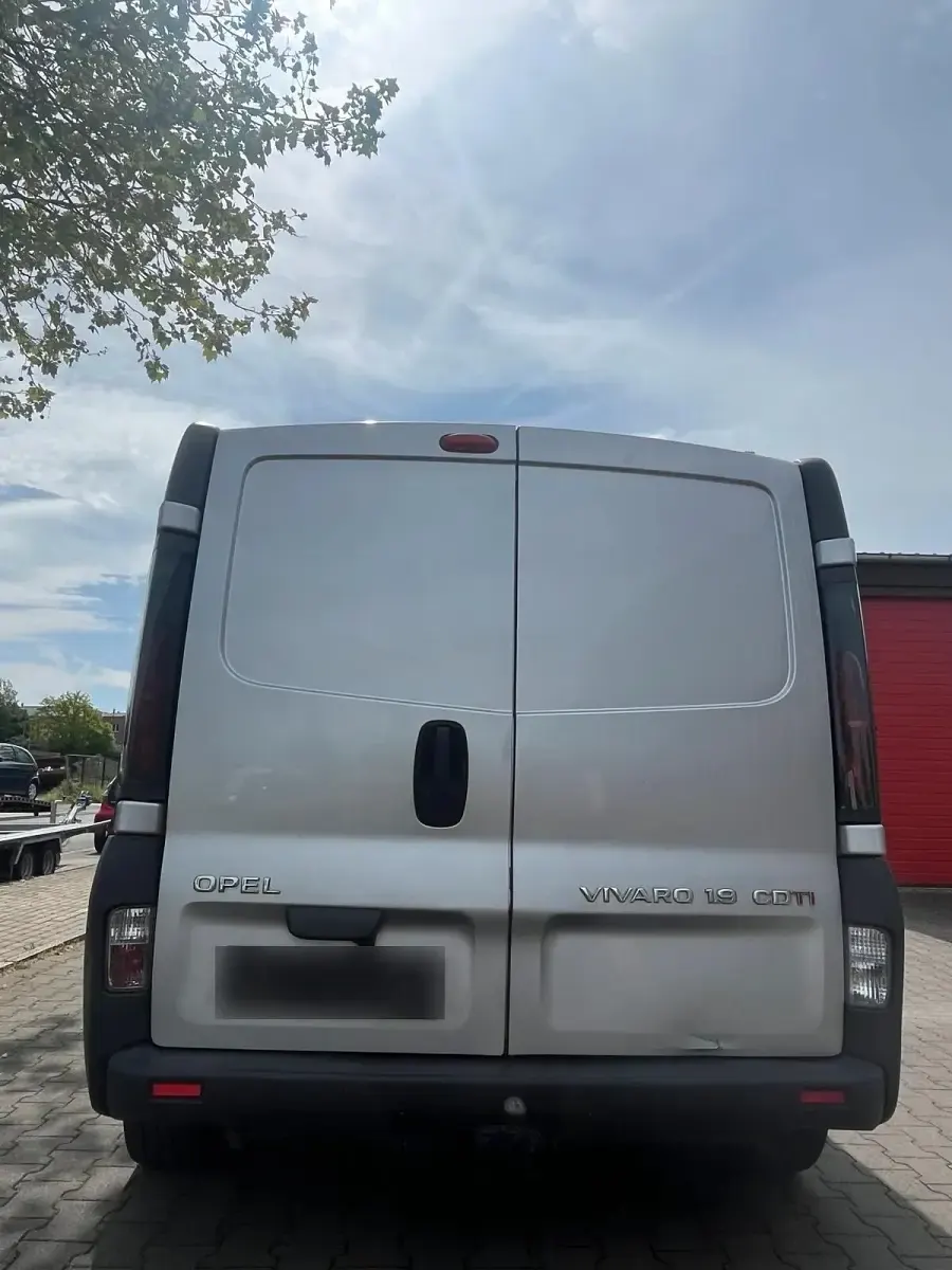 Second-hand Opel Vivaro 101 CP (74 kW) 2004 Argintiu Monovolum