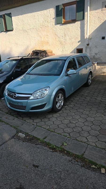 Grün Gebraucht 2009 Opel Astra Kombi | 650 € (Superpreis) - Bild 1/4