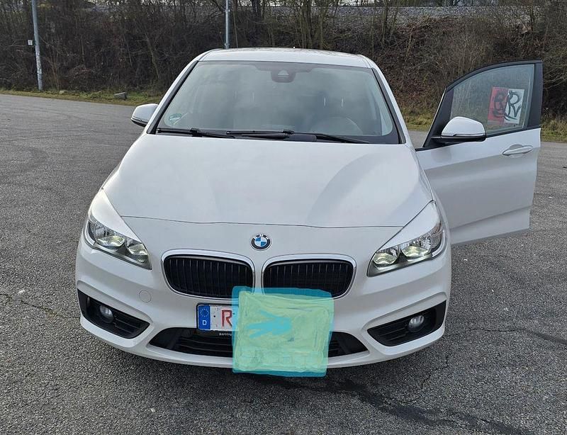 Weiß Gebraucht 2014 BMW 218 Active Tourer Van / Kleinbus | 12.499 € (Fairer Preis) - Bild 1/4