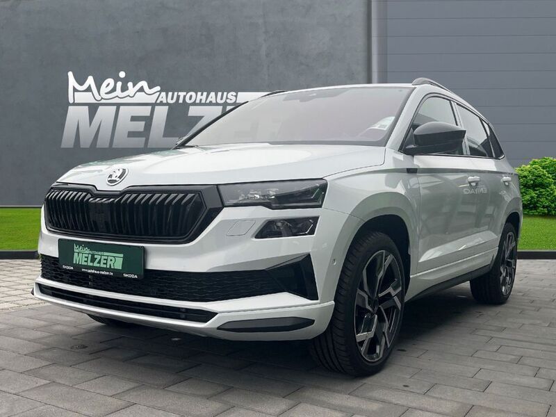 Weiß (moonweiß) Gebraucht 2024 Skoda Karoq SportLine SUV | 53.280 € - Bild 1/4