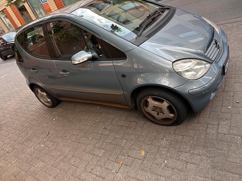 Andere außenfarben Gebraucht 2003 Mercedes A140 Kleinwagen | 850 € - Bild 1/1