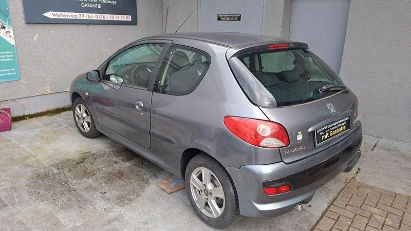 Gebraucht Peugeot 206 Basis 75 PS (55 kW) 2010 Schwarz Limousine