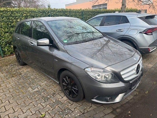 Gebraucht Mercedes B180 122 PS (89 kW) 2012 Grau Van / Kleinbus