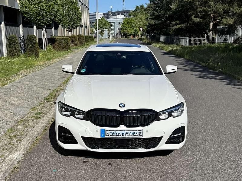 Weiß Gebraucht 2021 BMW 330e M Sport Limousine | 31.999 € (Guter Preis) - Bild 1/4