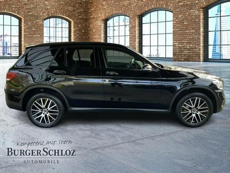 Gebraucht Mercedes GLC300e 320 PS (235 kW) 2021 Unilack schwarz SUV