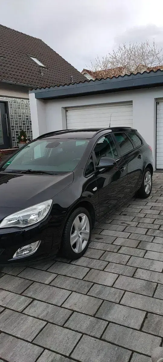 Używany Opel Astra Design Edition 116 KM (85 kW) 2011 Czarny Kombi
