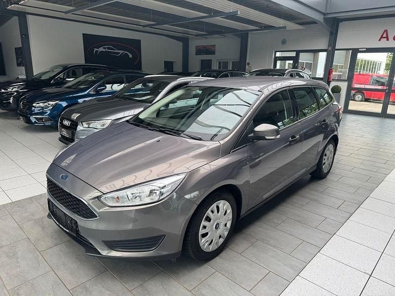 Braun Gebraucht 2015 Ford Focus Ambiente Limousine | 6.900 € (Guter Preis) - Bild 1/4