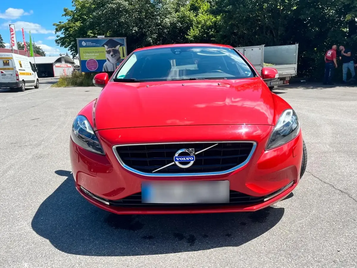 Gebraucht Volvo V40 114 PS (83 kW) 2014 Rot Kleinwagen