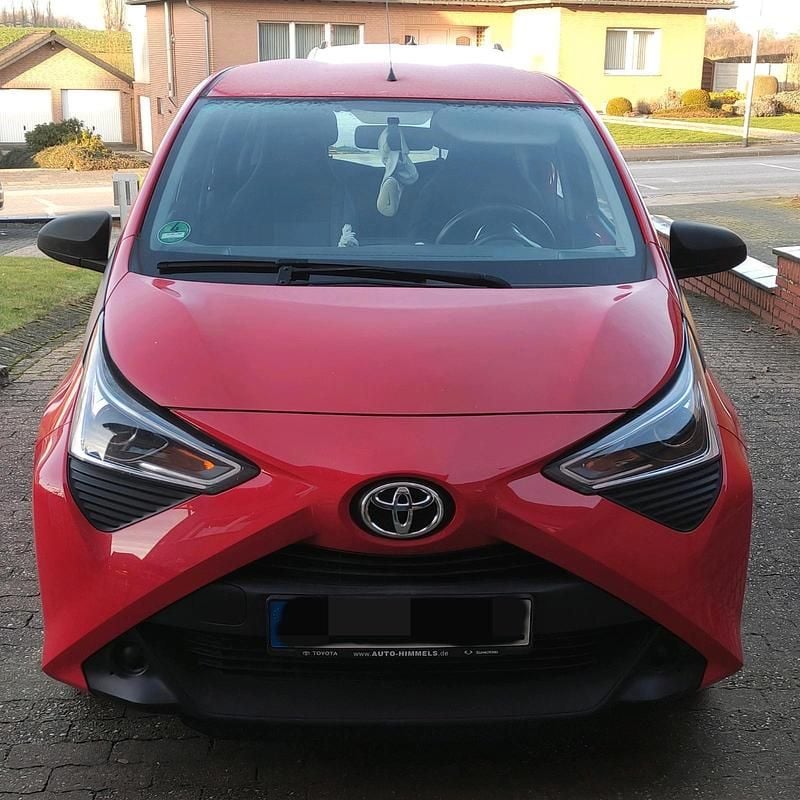 Rot Gebraucht 2021 Toyota Aygo Kleinwagen | 9.500 € (Guter Preis) - Bild 1/4