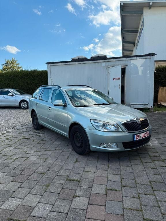 Grün Gebraucht 2009 Skoda Octavia Ambiente Kombi | 2.990 € (Superpreis) - Bild 1/4