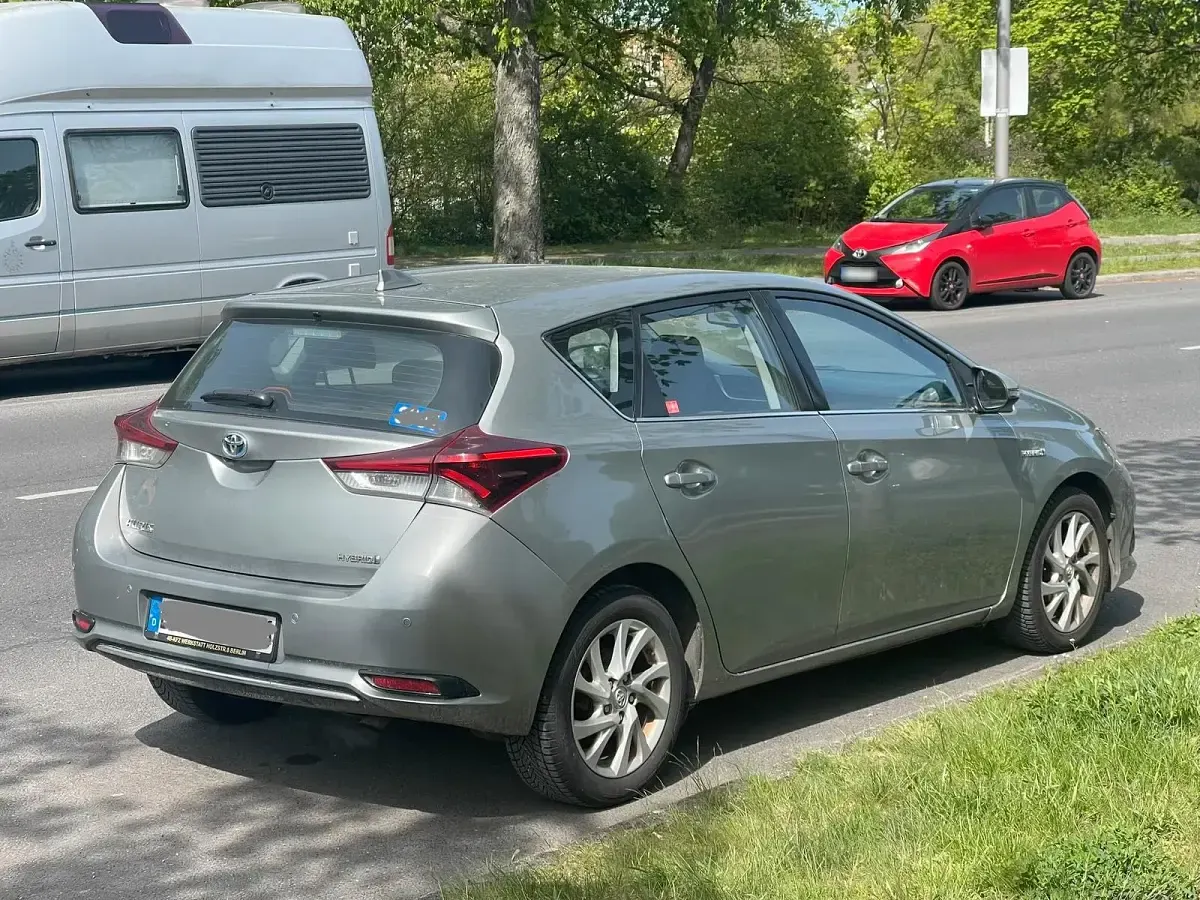 Gebraucht Toyota Auris Hybrid 99 PS (72 kW) 2019 Grau Limousine