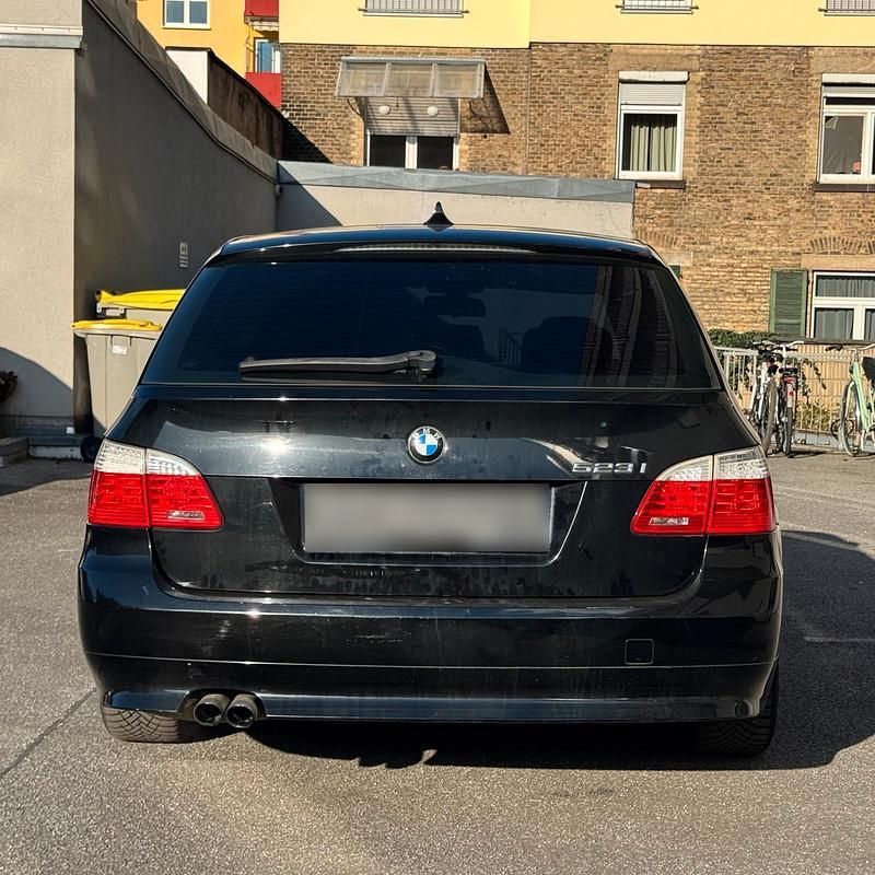 Gebraucht BMW 523 177 PS (130 kW) 2006 Schwarz Kombi
