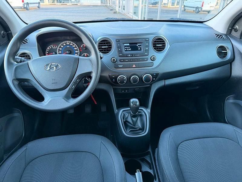 Gebraucht Hyundai i10 Basis 67 PS (49 kW) 2017 Silber Kleinwagen