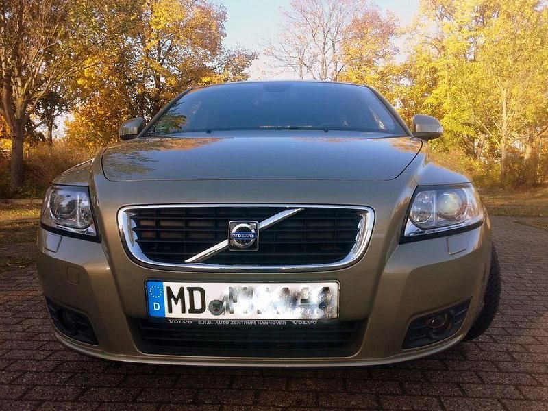 Grün Gebraucht 2009 Volvo V50 Drive Kinetic Kombi | 2.650 € (Fairer Preis) - Bild 1/4