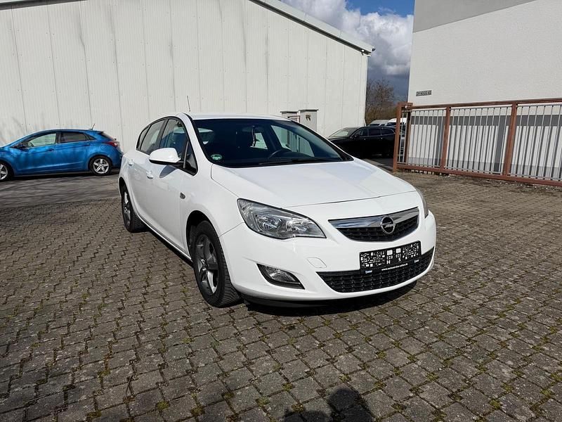 Gebraucht Opel Astra Edition 90 PS (66 kW) 2012 Weiß Kombi