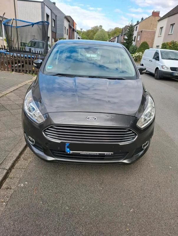 Używany Ford S-MAX Titanium 165 KM (121 kW) 2016 Andere farben Minivan