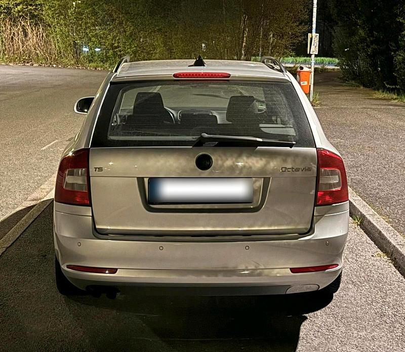 Gebraucht Skoda Octavia 122 PS (89 kW) 2011 Silber Kombi