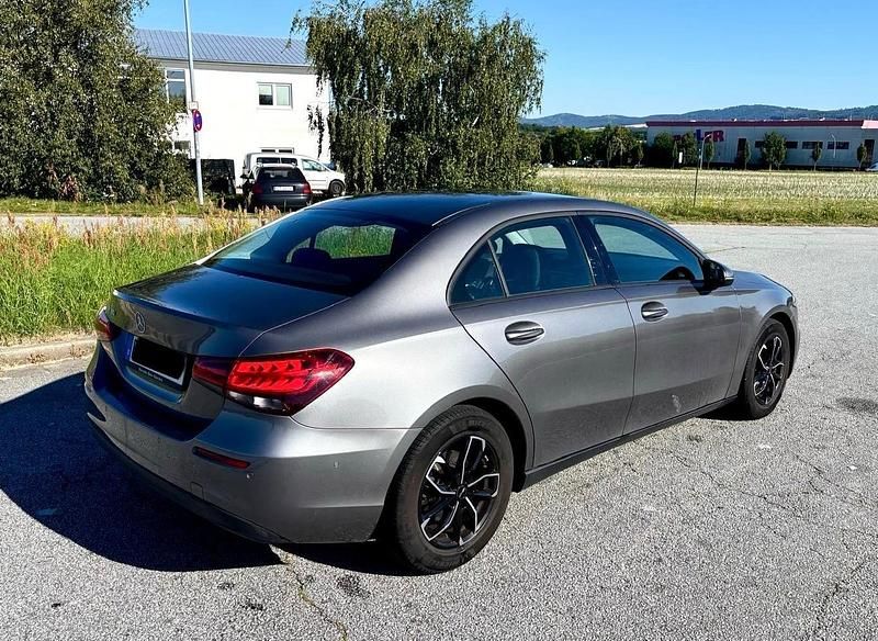 Silber Gebraucht 2020 Mercedes A180 Limousine | 20.000 € (Fairer Preis) - Bild 1/4