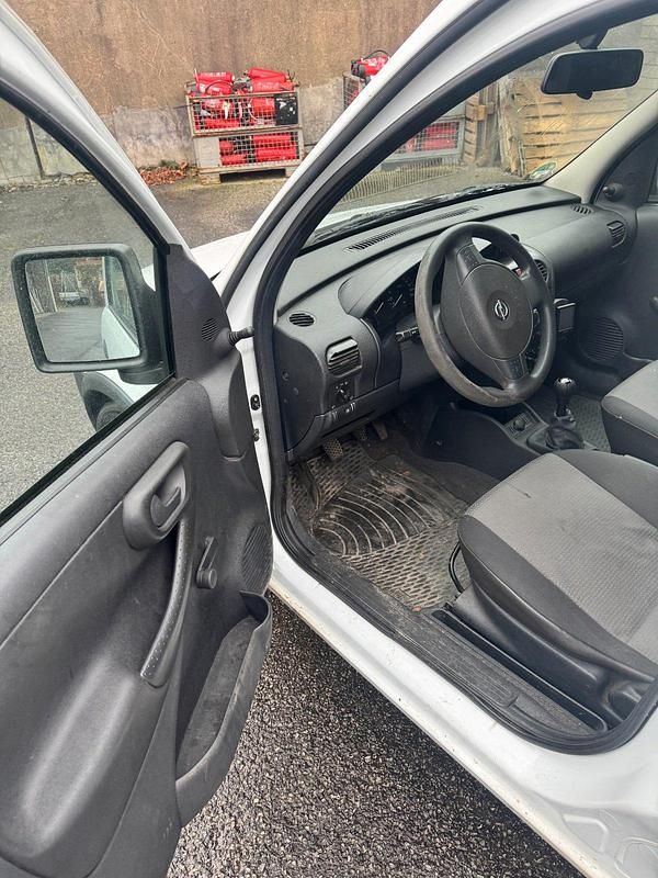 Gebraucht Opel Combo 90 PS (66 kW) 2011 Weiß Limousine