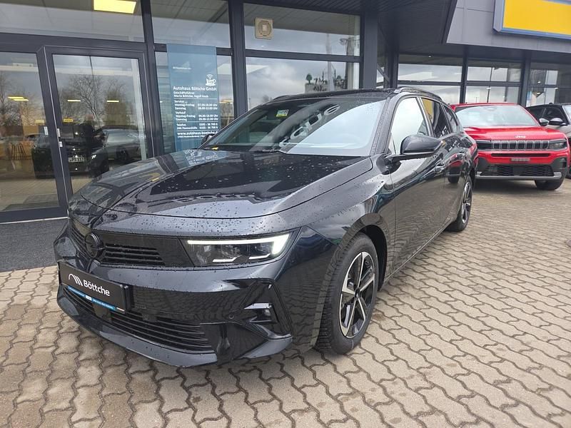 Neu Opel Astra 131 PS (96 kW) 2025 Lackierung schwarz perla nera/typ aussenverkleidung metallic perlmutt Kombi