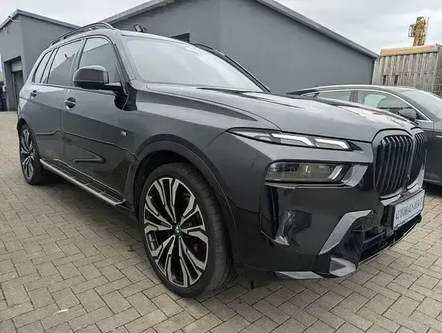 Gebraucht BMW X7 M Sport 352 PS (258 kW) 2024 Schwarz SUV