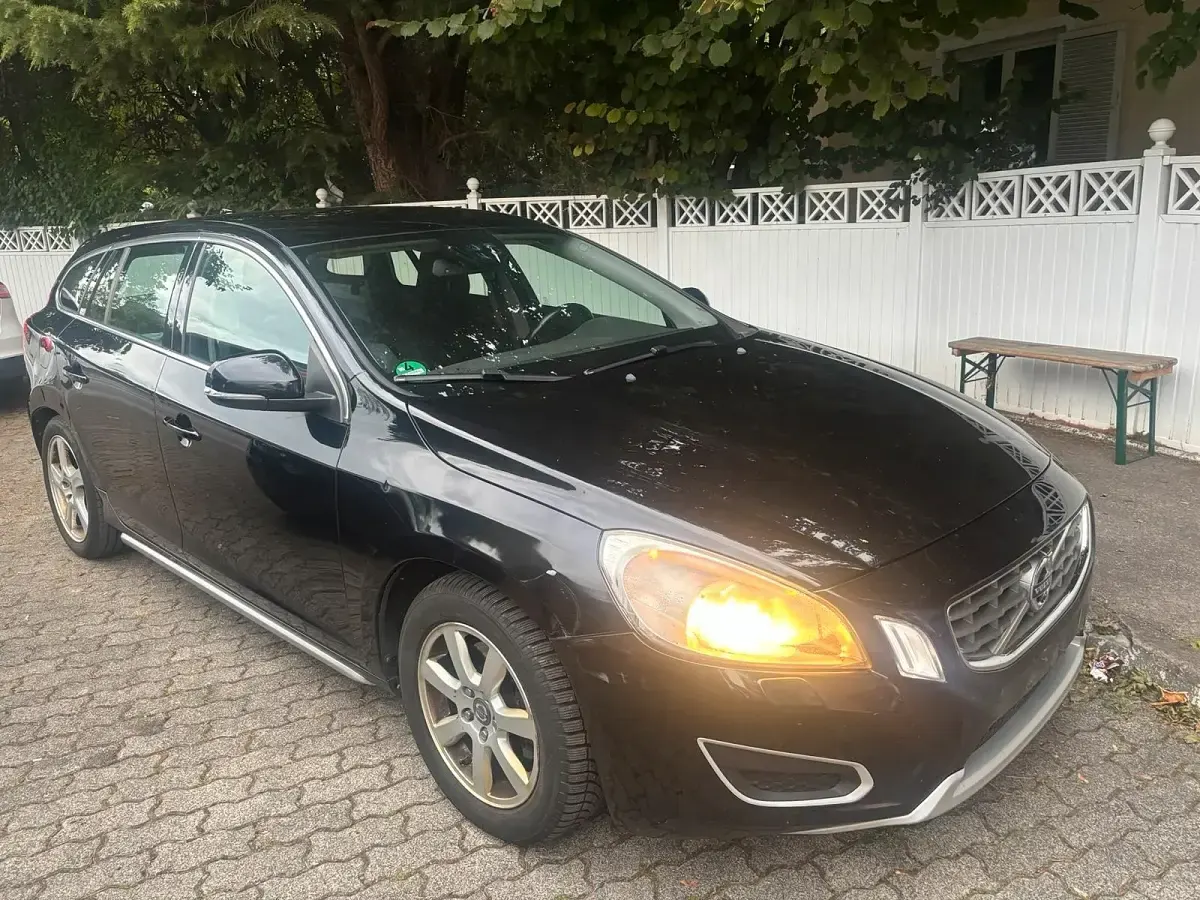 Gebraucht Volvo V60 163 PS (119 kW) 2011 Schwarz Kombi
