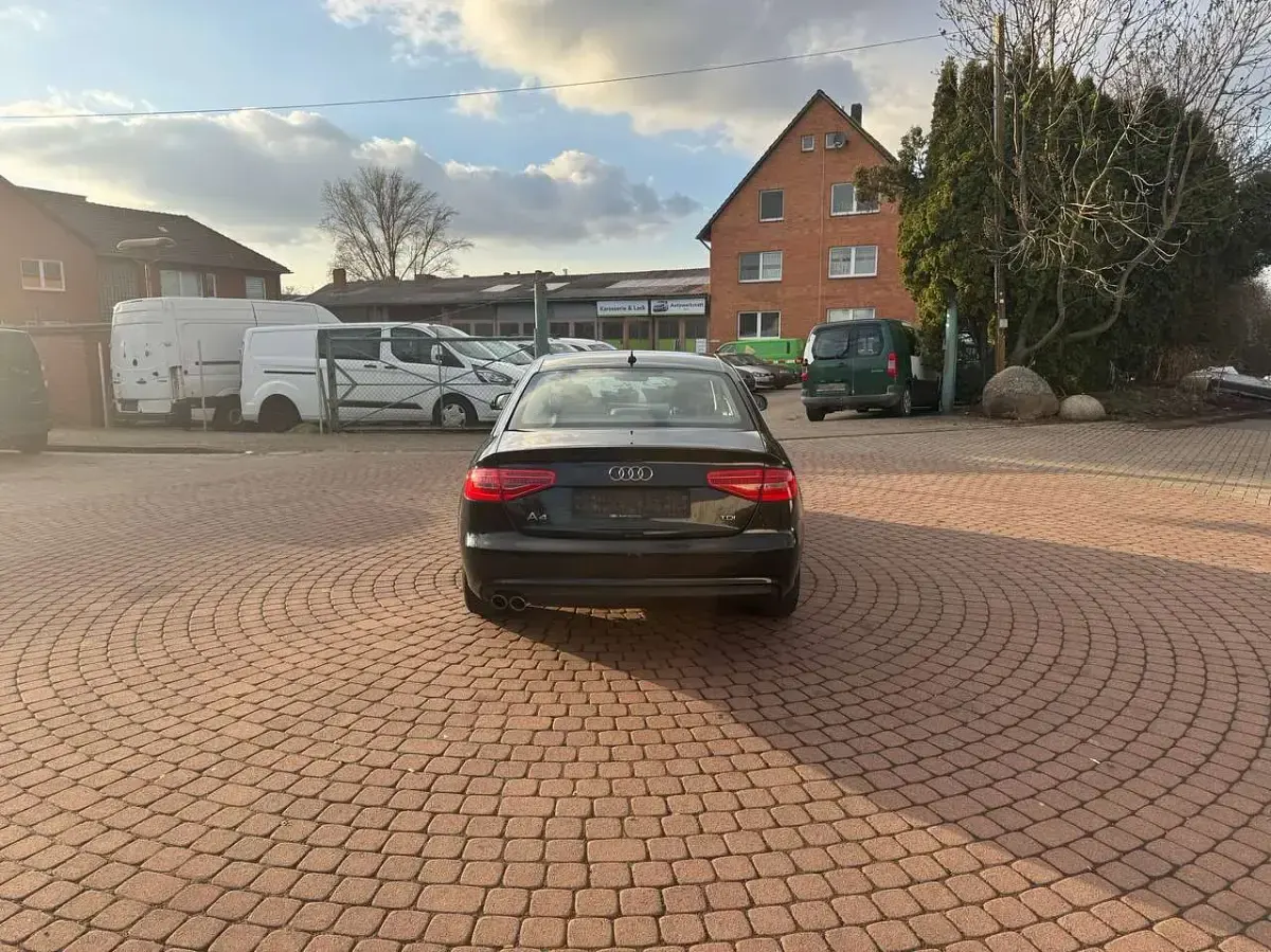 Gebraucht Audi A4 Ambiente 190 PS (139 kW) 2015 Mythosschwarz metallic Limousine