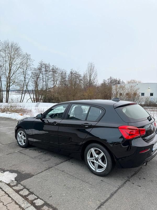Schwarz Gebraucht 2018 BMW 118 Advantage Kleinwagen | 12.999 € (Etwas zu teuer) - Bild 1/4