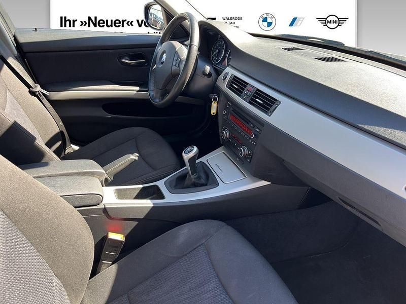 Gebraucht BMW 320 170 PS (125 kW) 2011 Spacegrau Limousine