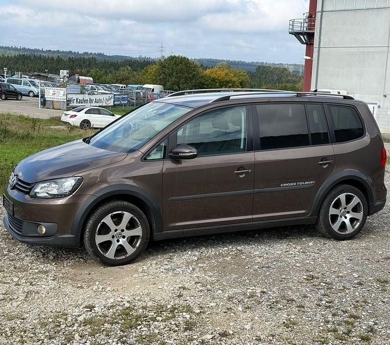 Braun Gebraucht 2011 VW Touran Cross Van / Kleinbus | 4.950 € (Superpreis) - Bild 1/4