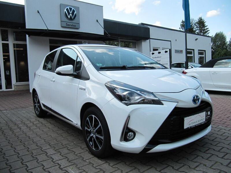 Weiß Gebraucht 2018 Toyota Yaris Hybrid Limousine | 13.990 € (Fairer Preis) - Bild 1/4