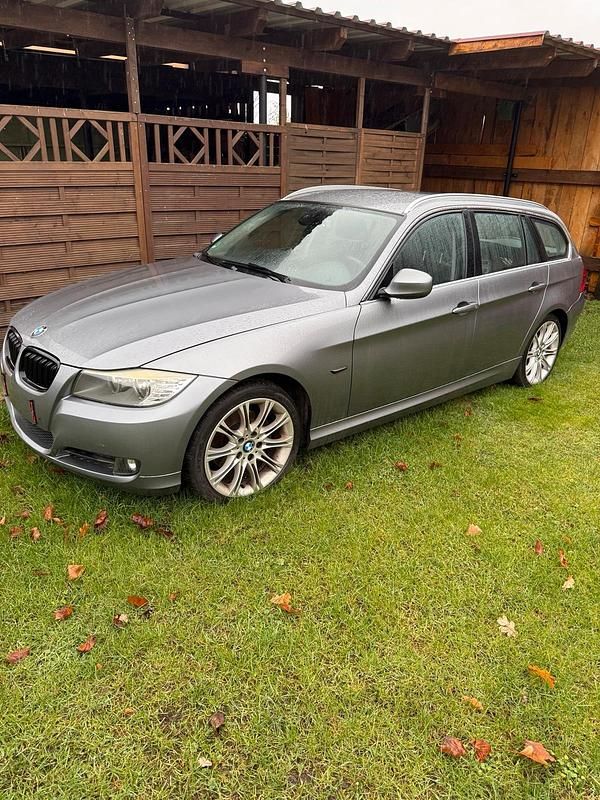 Gebraucht BMW 318 143 PS (105 kW) 2011 Grau Kombi