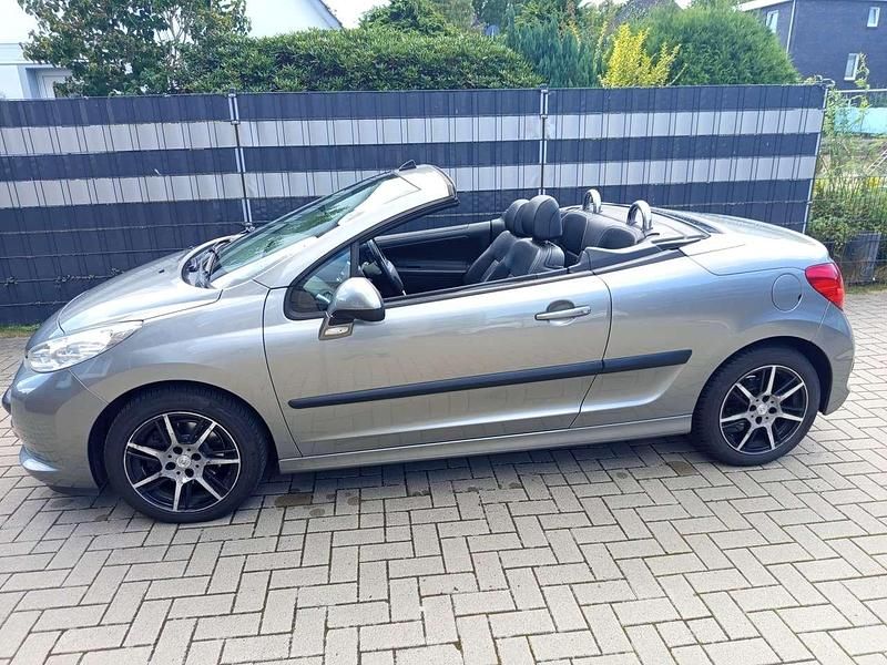 Silber Gebraucht 2007 Peugeot 207 CC Platinum Cabrio | 2.995 € (Fairer Preis) - Bild 1/4